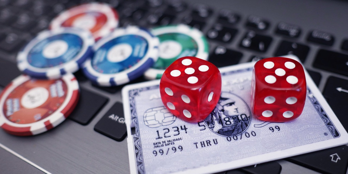 Den sociale dimension af online gambling i 2025: Hvordan fællesskaber og sociale interaktioner vil forme spilleroplevels